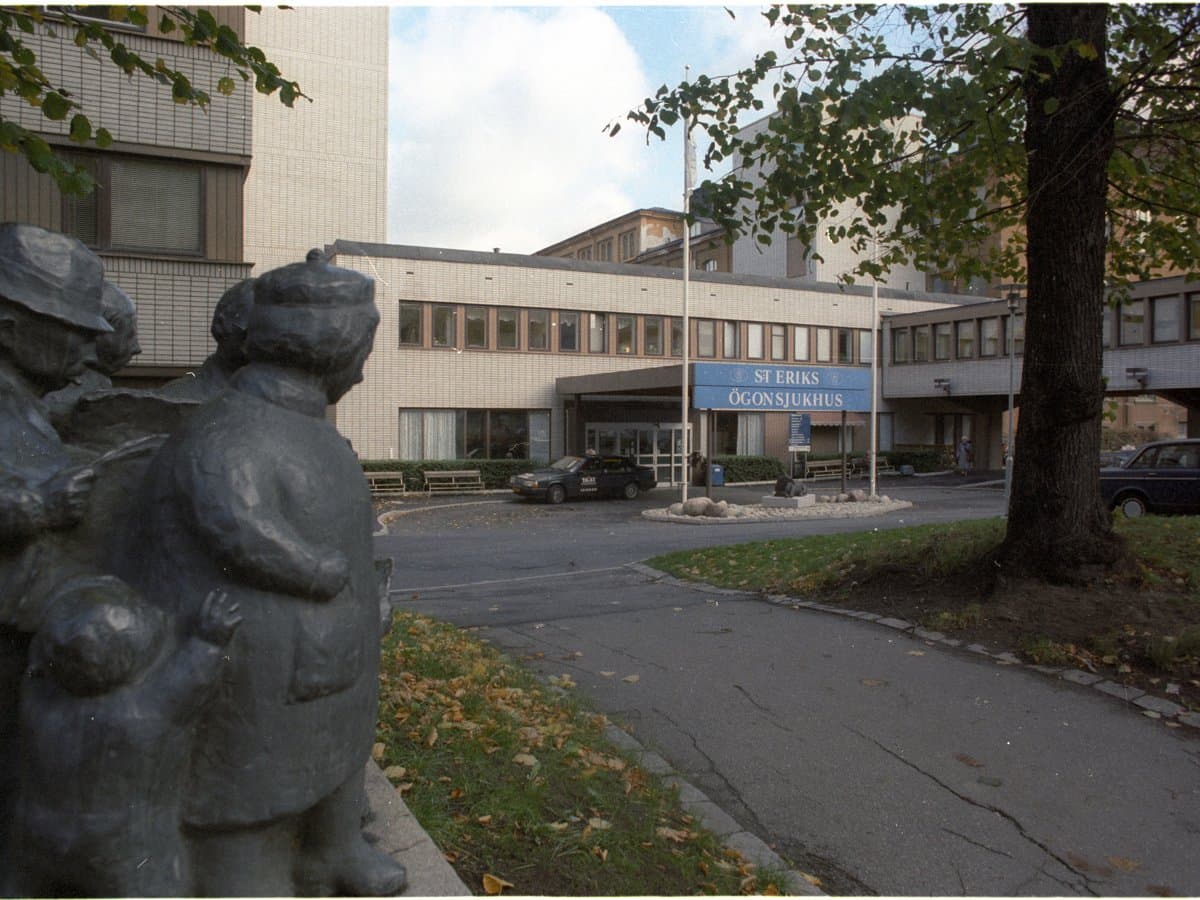 S:t Eriks Ögonsjukhus på Kungsholmen. I förgrunden till vänster syns en staty. 