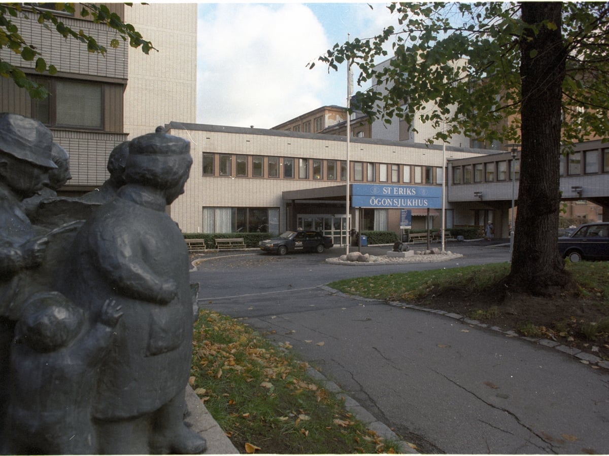 S:t Eriks Ögonsjukhus på Kungsholmen. I förgrunden till vänster syns en staty.