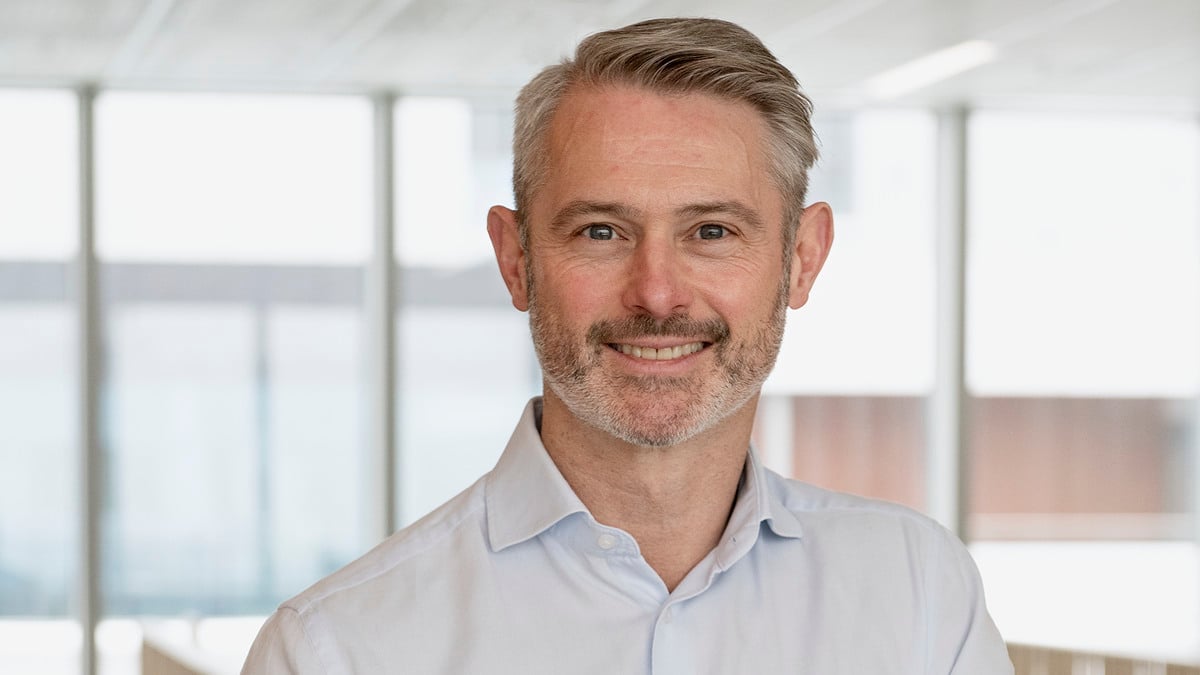 En man i vit skjorta.