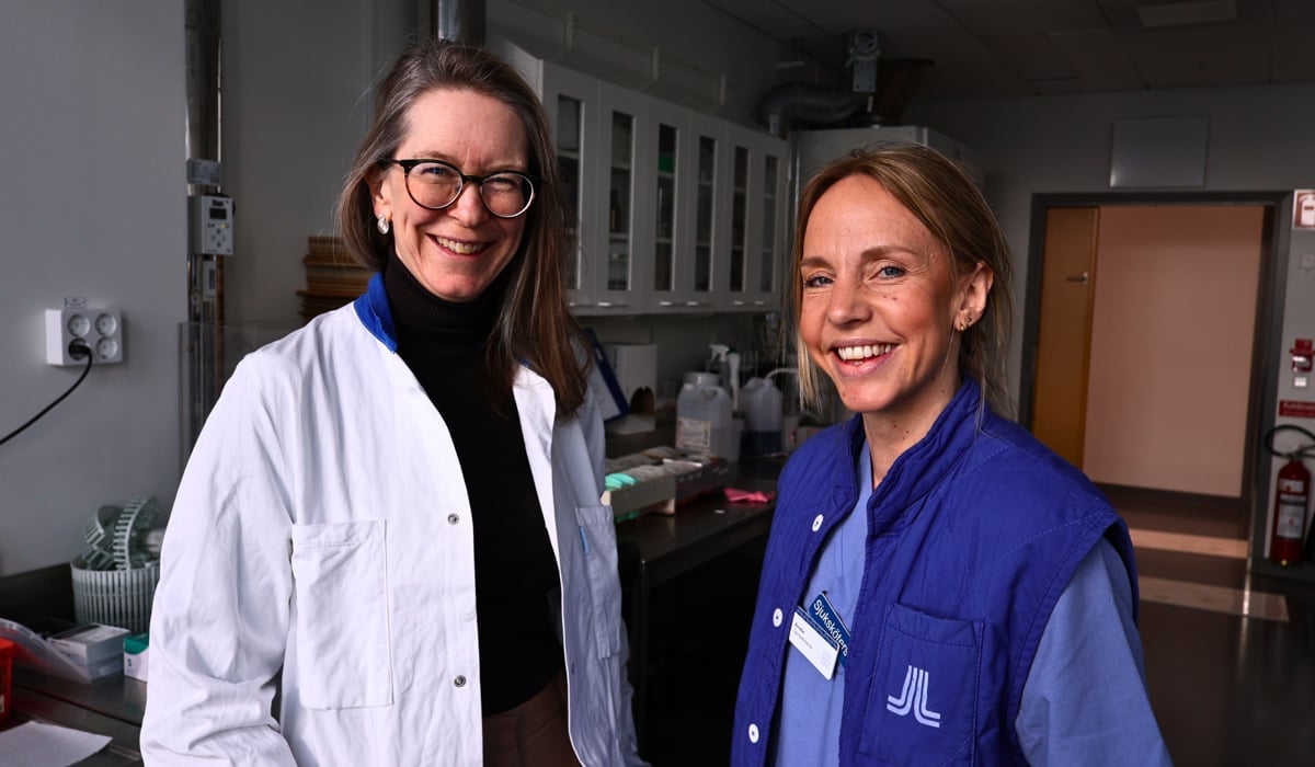 Några kvinnor som står bredvid varandra.