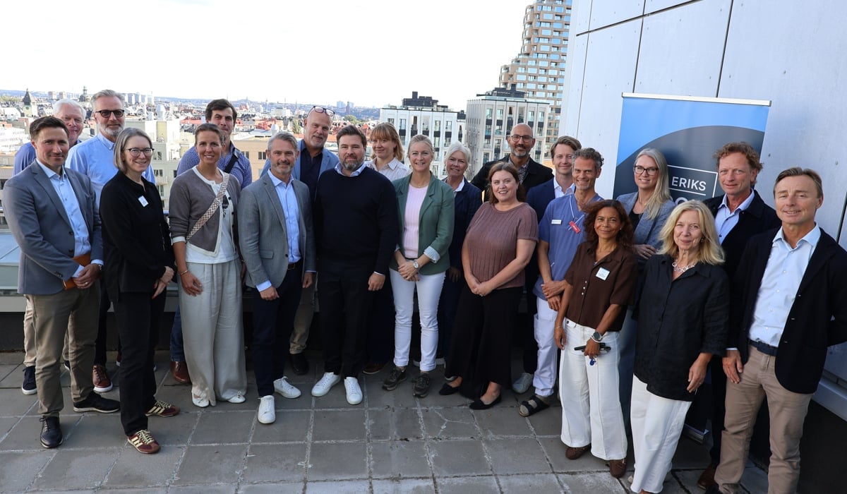 En grupp människor som står bredvid varandra.