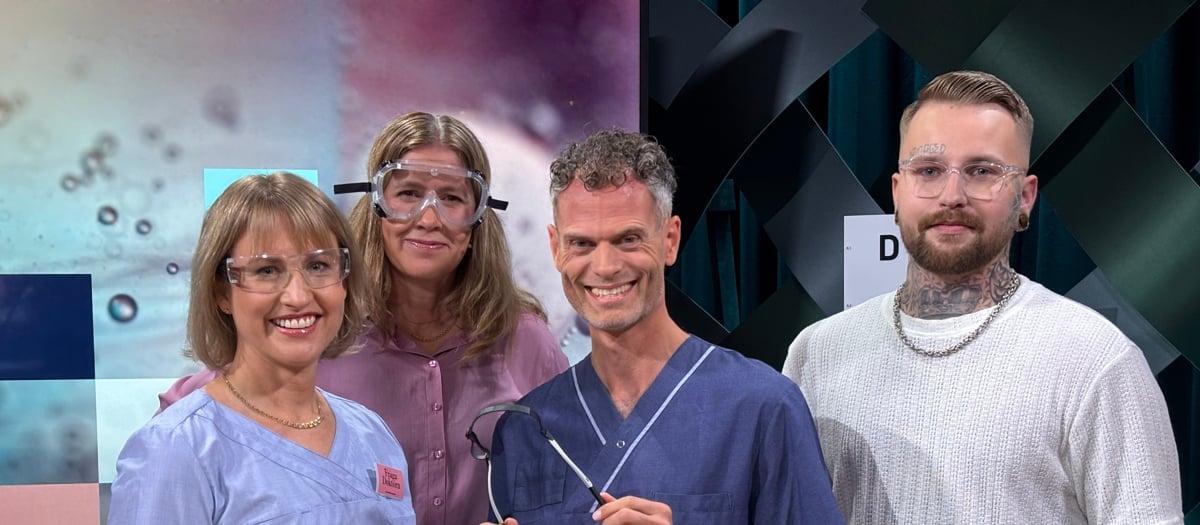 En grupp läkare som poserar för ett foto i TV studio