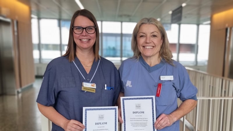 Marie Hellborg och Maria Fili står bredvid varandra med diplom för bästa postrar under Ögonveckan 2025 i sina händer.