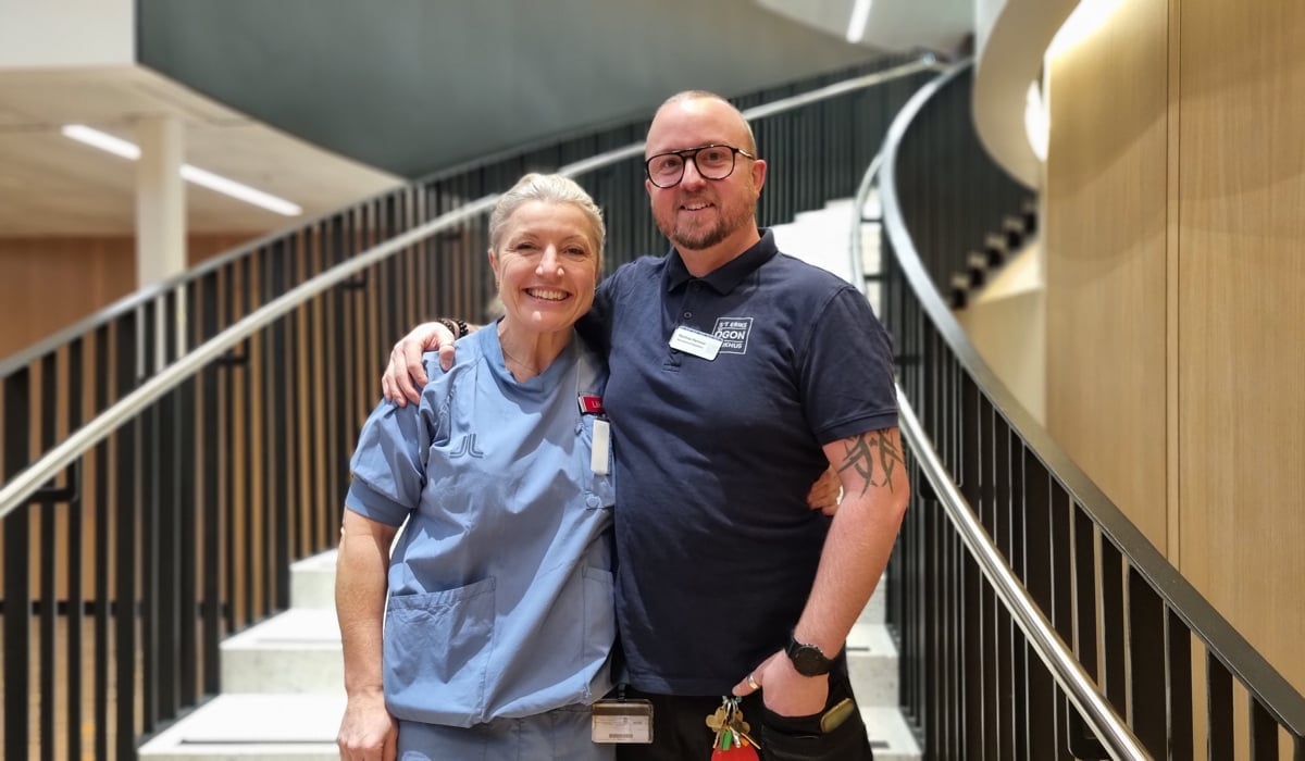 En man och en kvinna som står bredvid varandra.