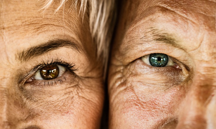 En äldre kvinna och man i närbild på ögonen.