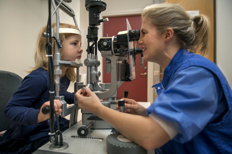 Ett barn blir undersökt av en ögonläkare.